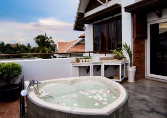 Heart Bathtub at Mane Royal Sunset Suite 